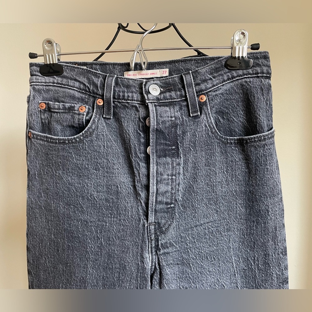 Levi’s rib cage straight ankle jeans in black - Picture 2 of 10
